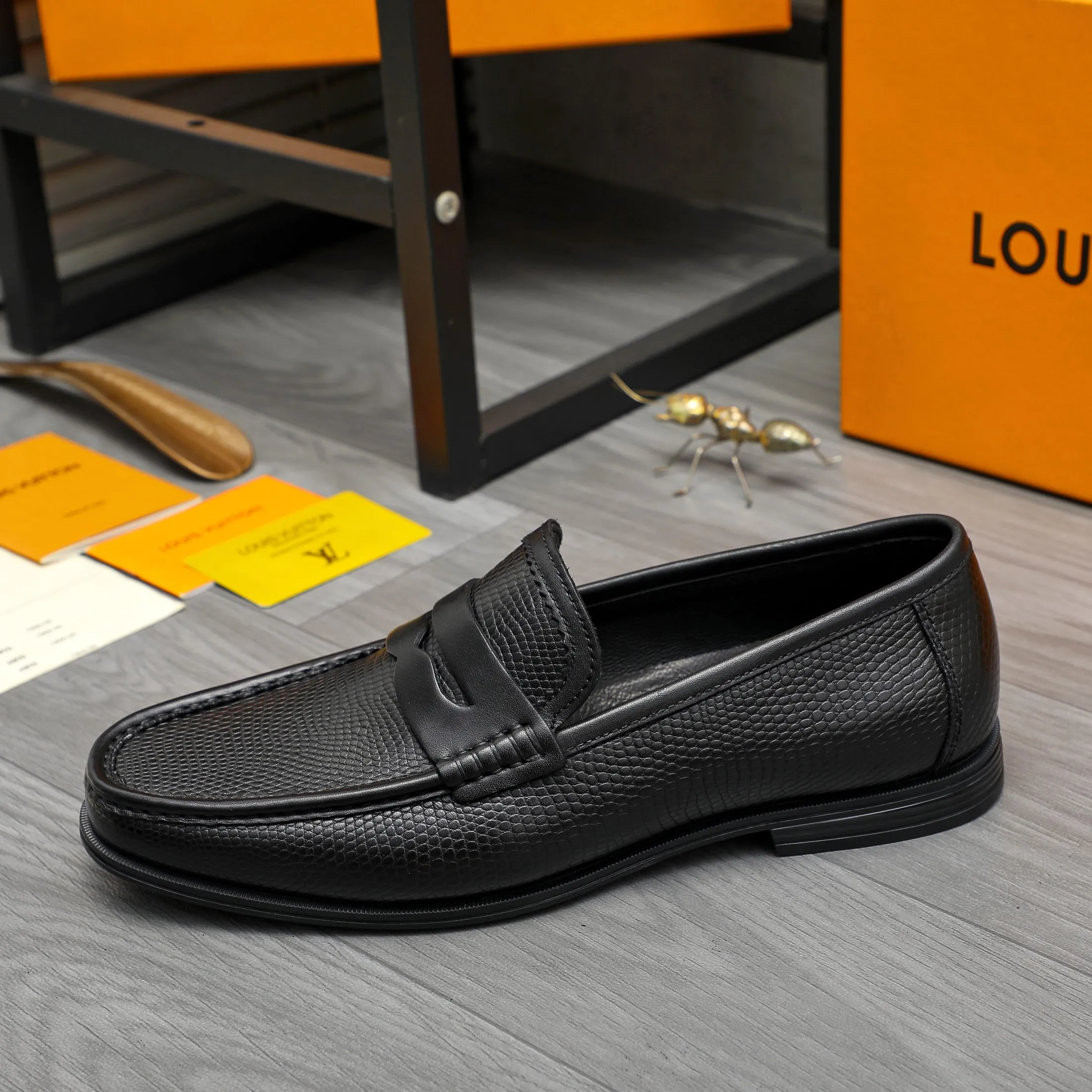 Men's shoes 💰p442 Product trademark: LV (Louis Vuitton) business slip-on leather shoes. Regular size: 38-46 (45.46 is custom-made and non-refundable) Product materials: Selected high-quality grained cowhide upper, cowhide lining, rubber outsole